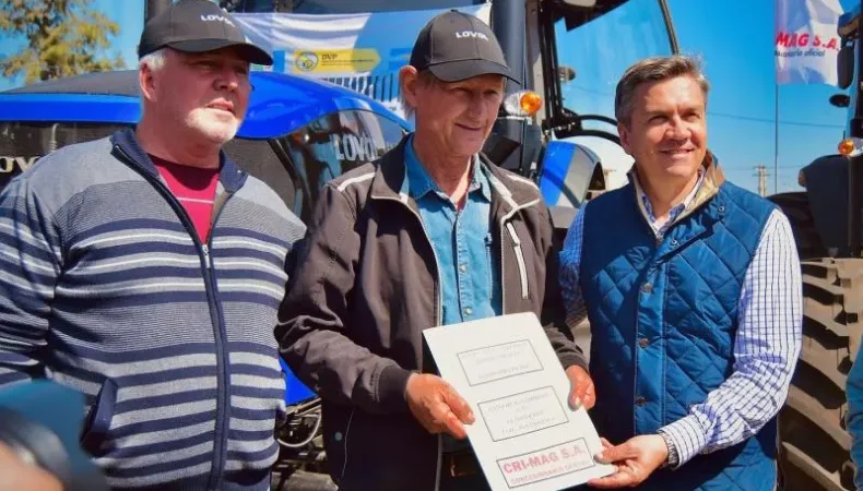 El gobernador Zdero entregó máquinaria a consorcios camineros