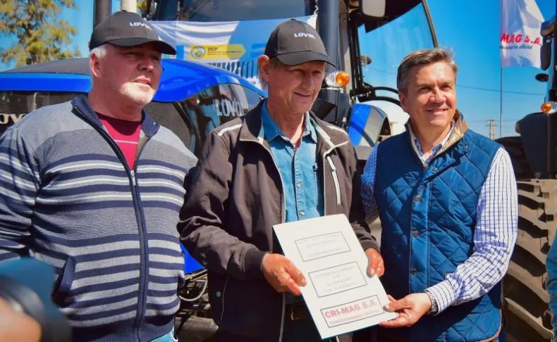 El gobernador Zdero entregó máquinaria a consorcios camineros