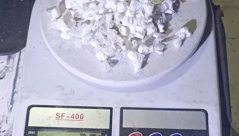 Detienen a sujeto de 29 años con 129 dosis de cocaína, dinero en efectivo, balanza de precisión y una moto