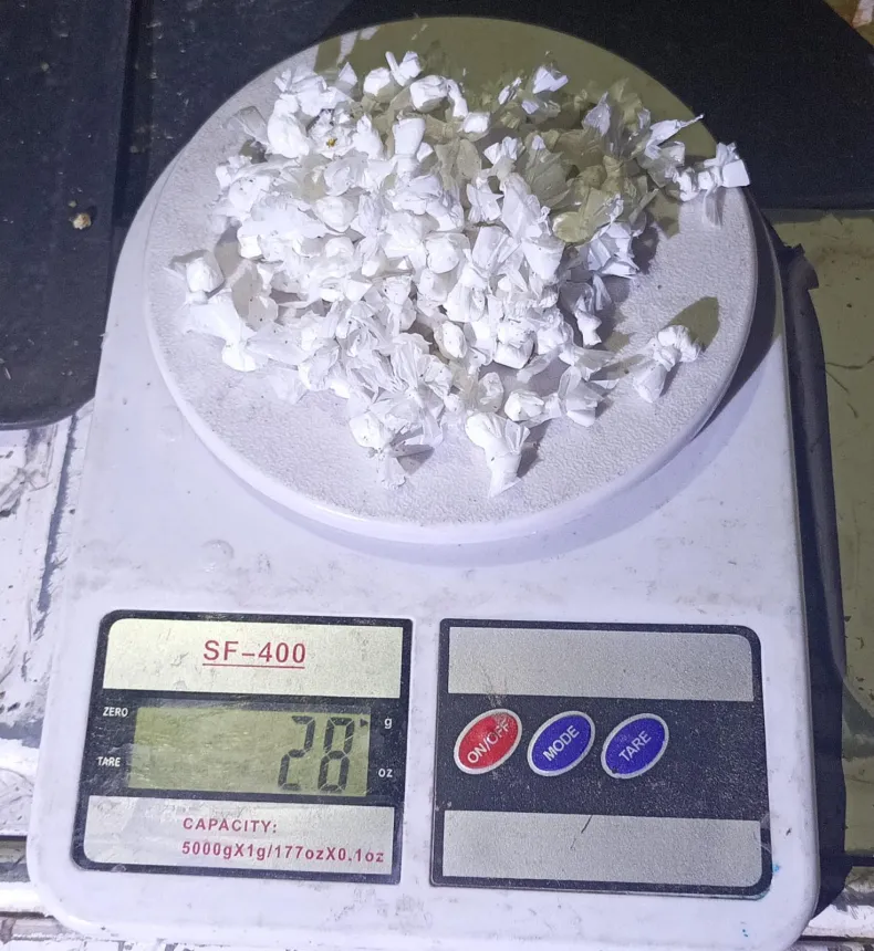 Detienen a sujeto de 29 años con 129 dosis de cocaína, dinero en efectivo, balanza de precisión y una moto