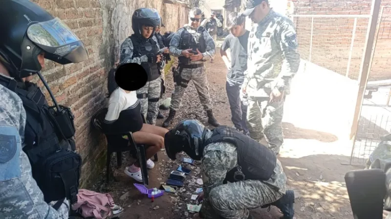 Detienen a joven mujer embarazada vendiendo drogas en plena via pública