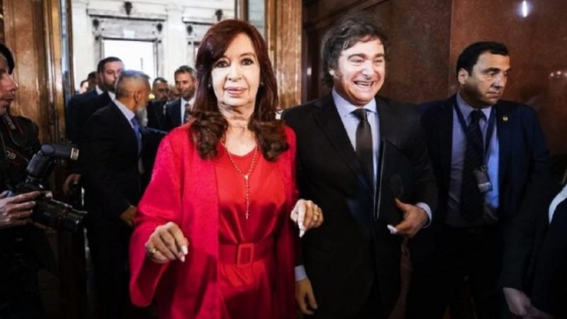 Cristina a Milei después de su cadena nacional: «Más que con los pies para adelante, te van a sacar con un chaleco de fuerza»