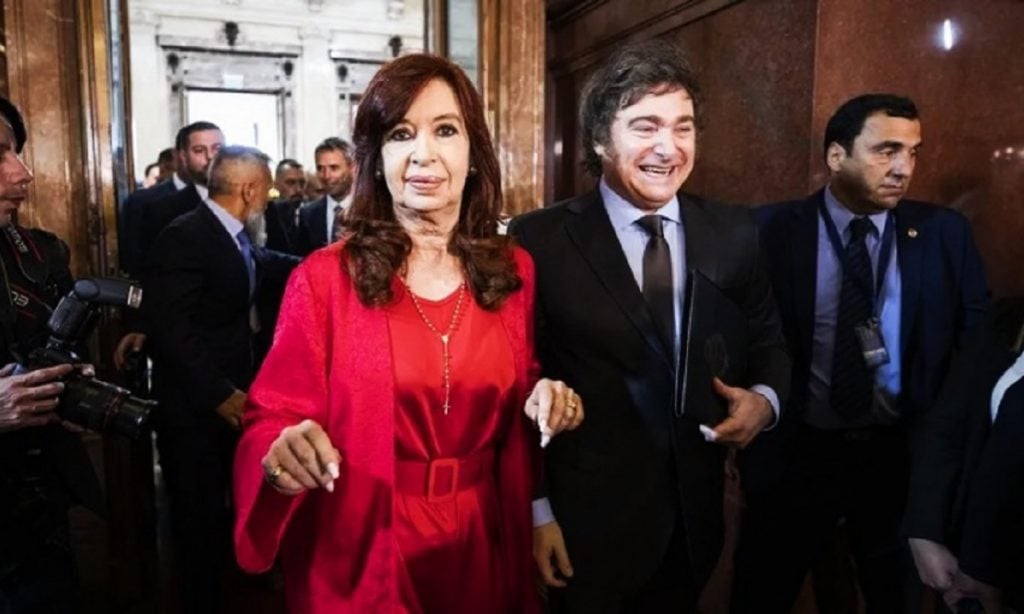 Cristina a Milei después de su cadena nacional: «Más que con los pies para adelante, te van a sacar con un chaleco de fuerza»