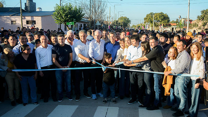 El gobernador Zdero, junto a la vicegobernadora  y al intendente Roy Nikisch, inauguró las cuadras de pavimento, iluminación y parquizado de la calle Tránsito Cocomarola