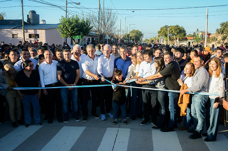 El gobernador Zdero, junto a la vicegobernadora  y al intendente Roy Nikisch, inauguró las cuadras de pavimento, iluminación y parquizado de la calle Tránsito Cocomarola