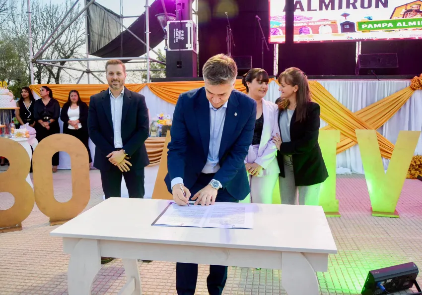 Zdero junto a la vicegobernadora Schneider,  celebraron el lunes el acto por el 80° aniversario de Pampa Almirón donde se rubricaron convenios con Lotería Chaqueña y Vialidad Provincial y se anunciaron nuevas obras