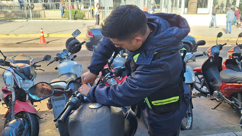 La Municipalidad de Resistencia, secuestro motocicletas estacionadas en la vereda y automoviles por mal estacionamiento