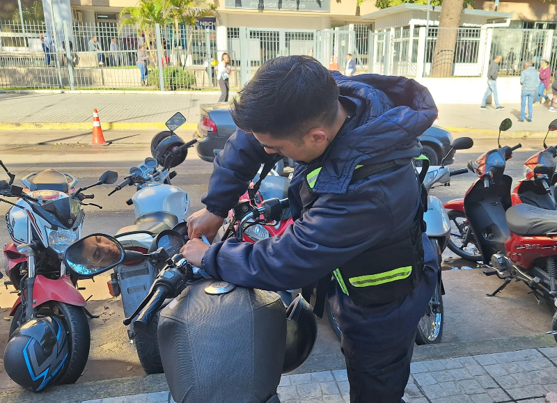 La Municipalidad de Resistencia, secuestro motocicletas estacionadas en la vereda y automoviles por mal estacionamiento