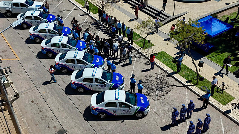 El gobierno entrega más patrulleros y chalecos balísticos femeninos para la División de Violencia de Género