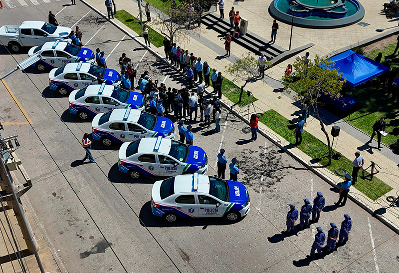 El gobierno entrega más patrulleros y chalecos balísticos femeninos para la División de Violencia de Género