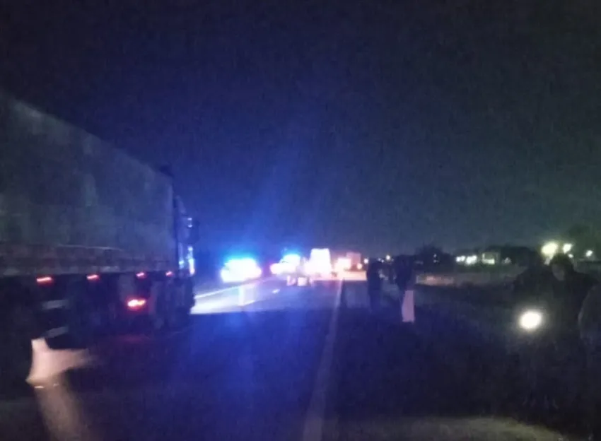 Un camión atropelló a un peatón cuando este cruzaba la ruta N° 11