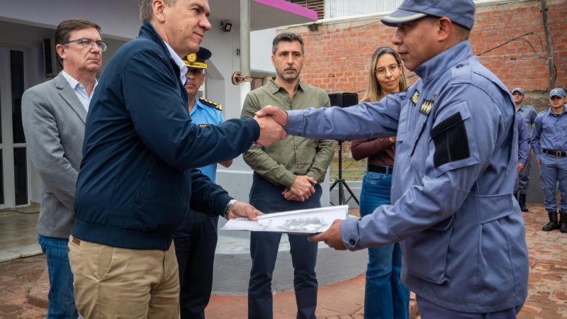 Presidencia de la Plaza: El gobernador Zdero entregó un patrullero policial cero kilómetro y chalecos balísticos para el uso de los agentes