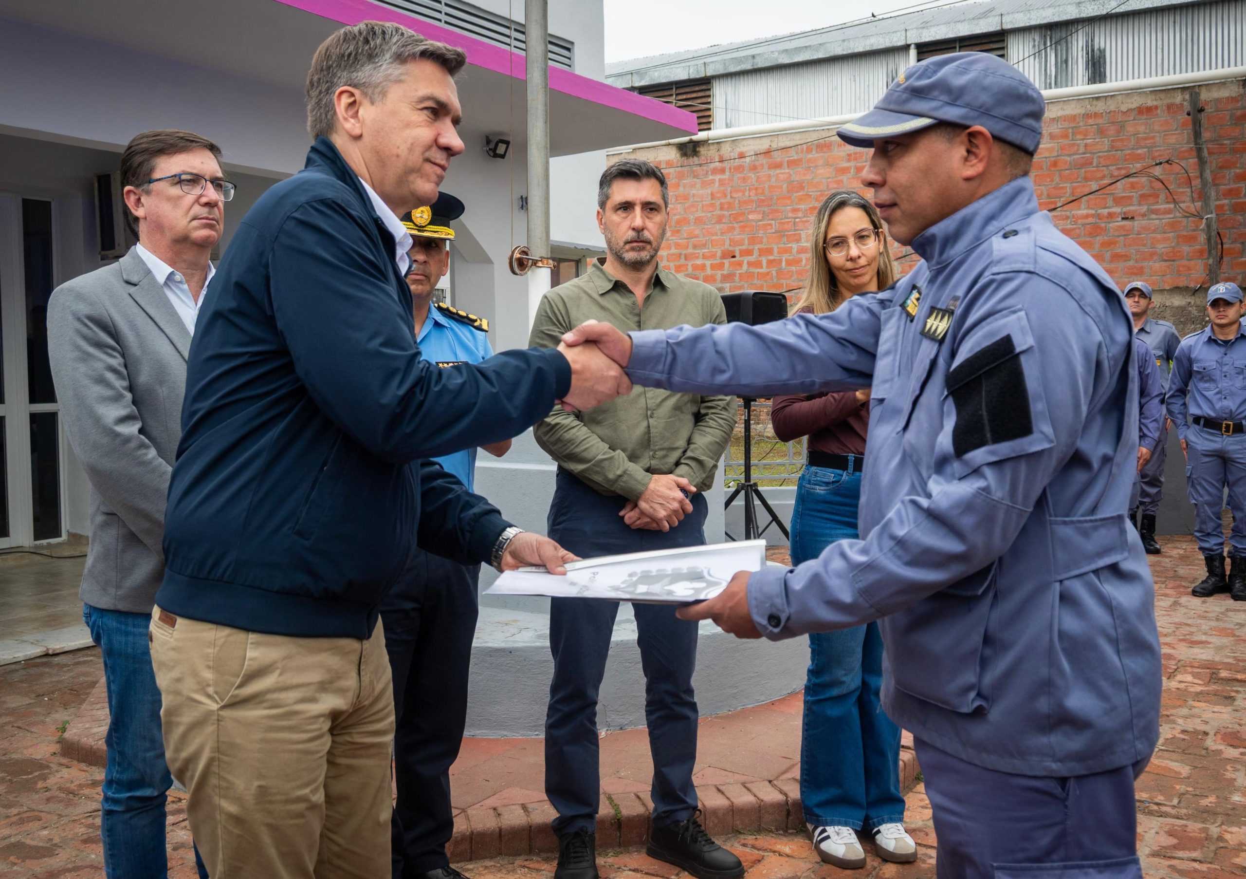 Presidencia de la Plaza: El gobernador Zdero entregó un patrullero policial cero kilómetro y chalecos balísticos para el uso de los agentes
