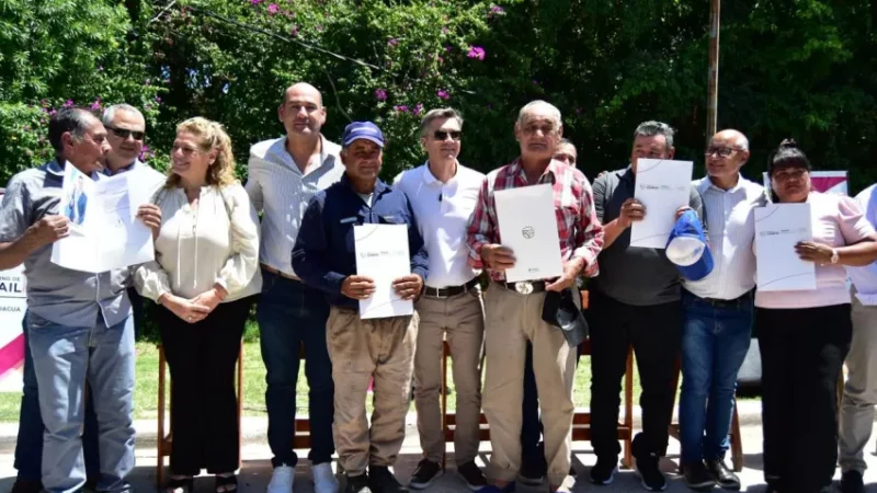 Zdero entregó en Basail una nueva ambulancia, anteojos y 70 titulos de propiedad