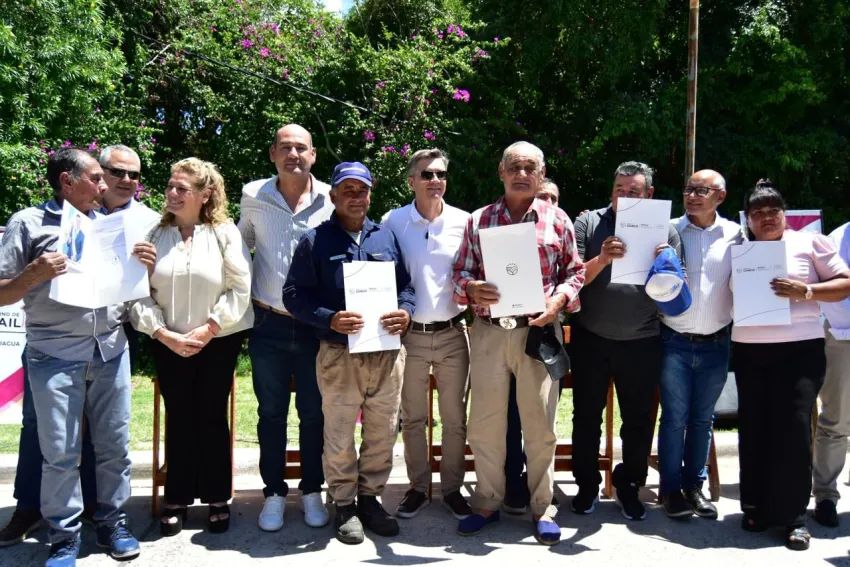 Zdero entregó en Basail una nueva ambulancia, anteojos y 70 titulos de propiedad