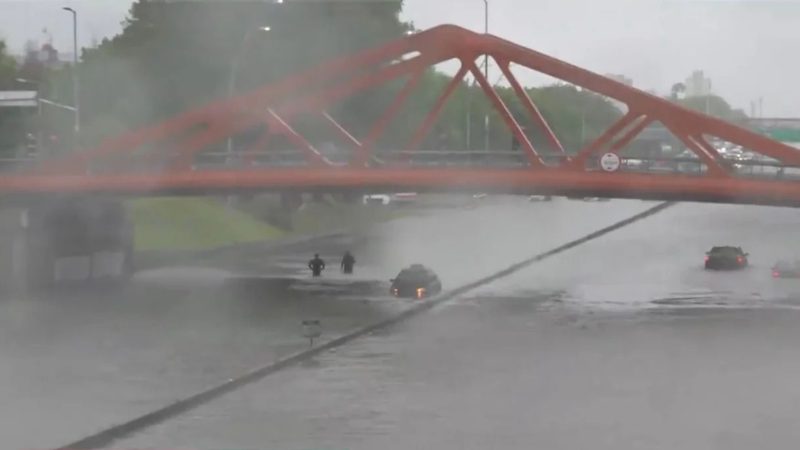 Temporal de viento y lluvia en Buenos Aires: La Av. General Paz inundada, un muerto y un detenido en medio del caos