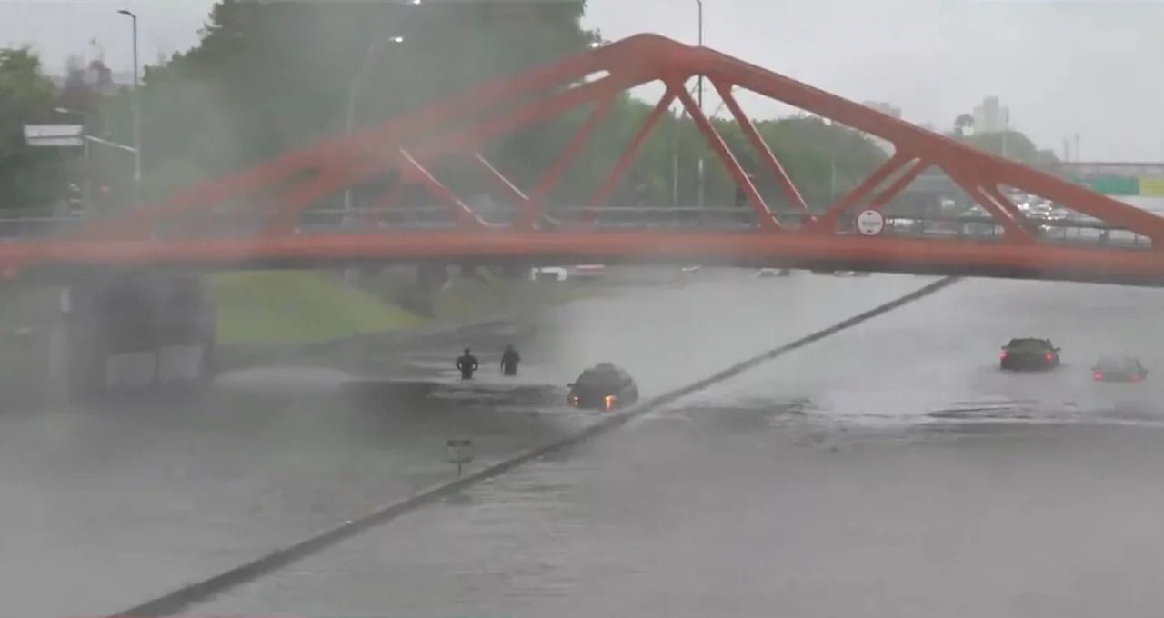 Temporal de viento y lluvia en Buenos Aires: La Av. General Paz inundada, un muerto y un detenido en medio del caos