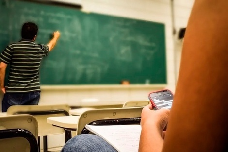Presentan proyecto de ley para regular el uso de celulares en durante el horario de clases