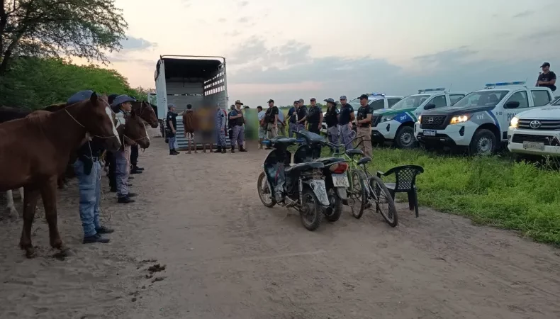 Quitilipi: Policia Rural incauta caballos, dinero, vehículos y accesorios de equitación durante una carrera clandestina