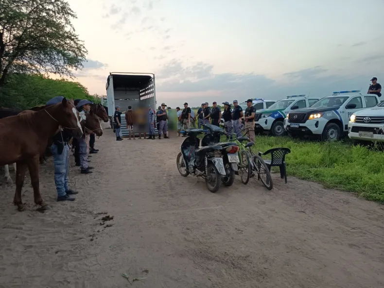 Quitilipi: Policia Rural incauta caballos, dinero, vehículos y accesorios de equitación durante una carrera clandestina