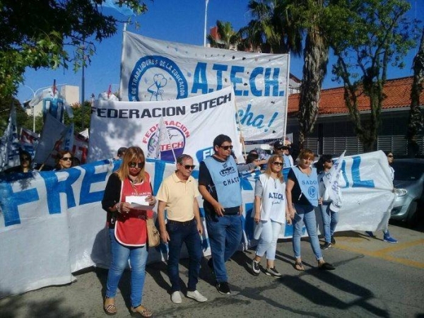 Docentes convocan a movilizarse ante la llegada de Milei a la provincia