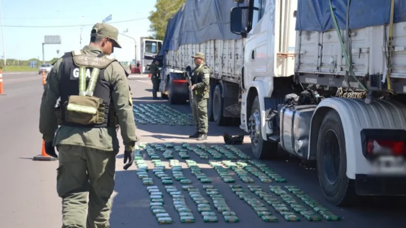 Gendarmeria detiene dos camiónes transportando 129 kilos de hojas de coca en control en el acceso a Colonia Benitez