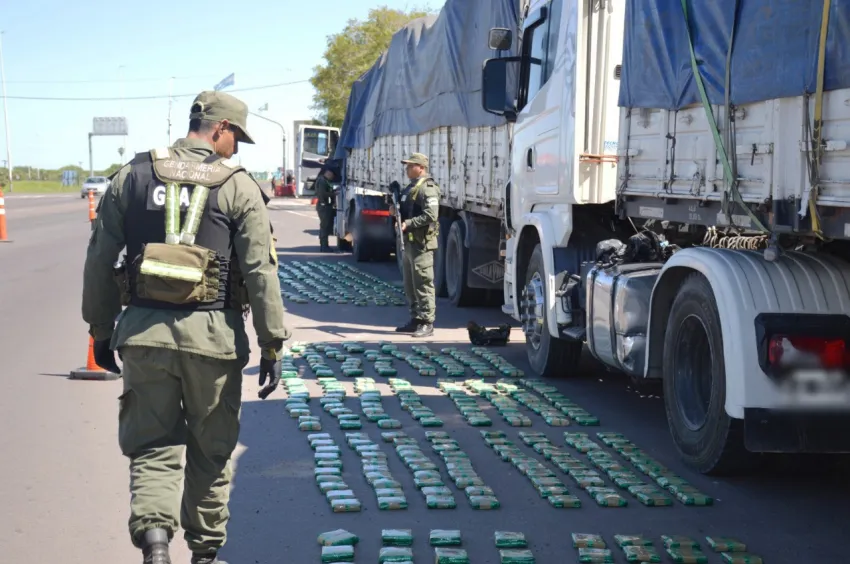 Gendarmeria detiene dos camiónes transportando 129 kilos de hojas de coca en control en el acceso a Colonia Benitez