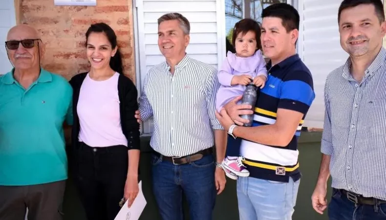 Zdero entregó casas del plan provincial Ñachec-Primera etapa