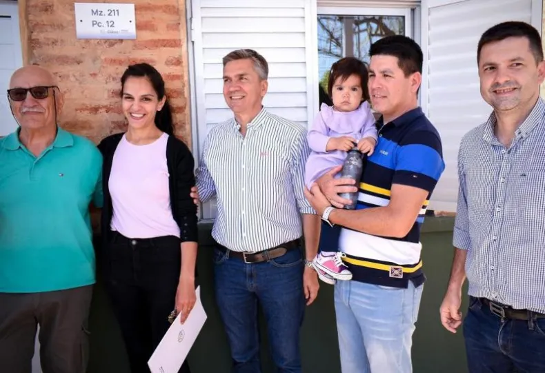 Zdero entregó casas del plan provincial Ñachec-Primera etapa