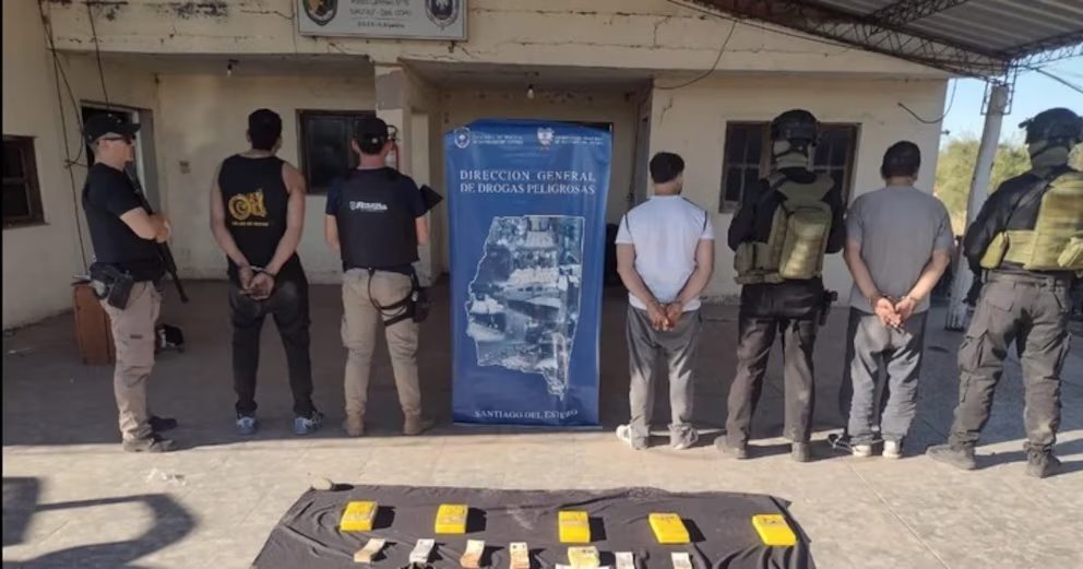 Detuvieron a un comandante de Gendarmería Nacional en Santiago del Estero: llevaba más de 5 kilos de cocaína ocultos en una mochila