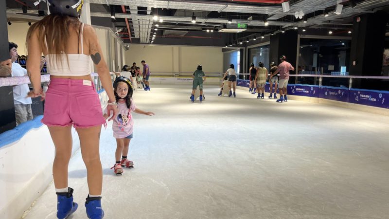 Inauguran en Resistencia, la primer pista para patinar sobre hielo en el Chaco