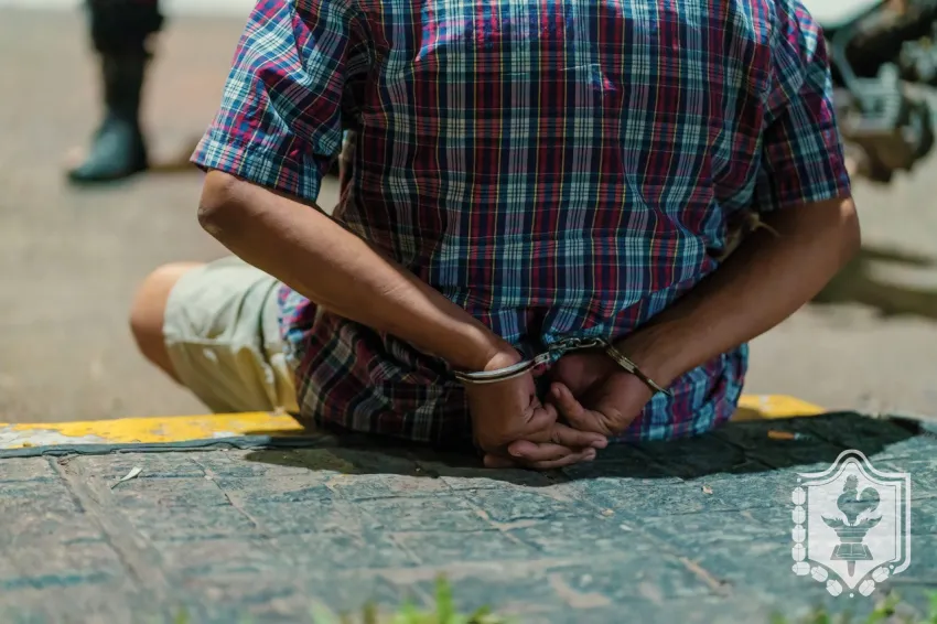 Detienen a sujeto por cobrar «peaje»: Agredió y amenazó a dos mujeres en un kiosco por la Av. 9 de Julio