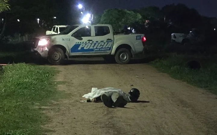 Intentó robarle la moto a la esposa de un policía y terminó muerto a tiros