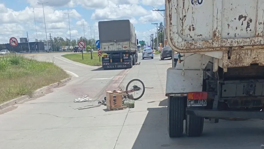 Tragedia en la Ruta 11: un camión atropelló y mató a un ciclista en la colectora