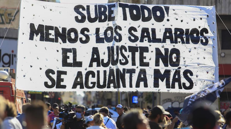 El poder de compra del salario mínimo cayó un 32% y se perdieron casi 200.000 puestos de trabajo desde que asumió Milei según la UBA