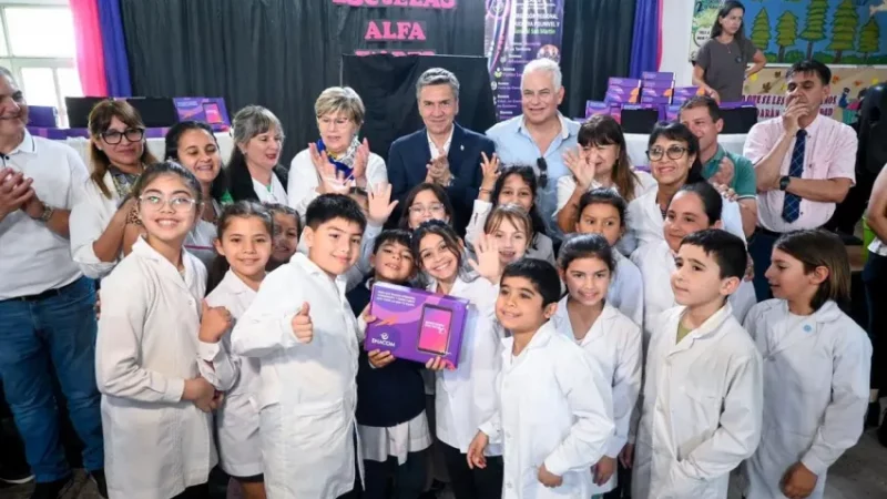 El gobernador Zdero entregó tablets a escuelas de General San Martín y localidades cercanas