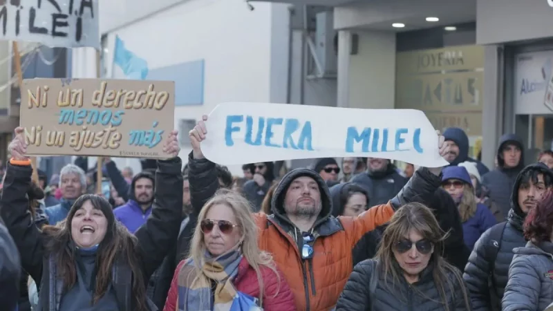 Por baja concurrencia y fuertes protestas, Milei suspendió su caminata en Ushuaia