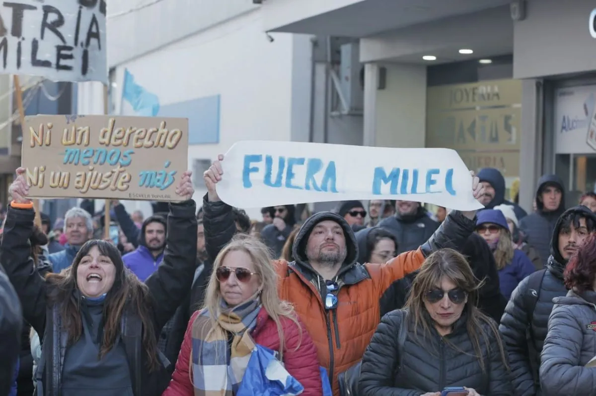 Por baja concurrencia y fuertes protestas, Milei suspendió su caminata en Ushuaia