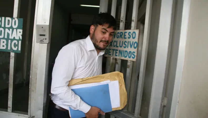 Caso Cecilia: El abogado Boniardi Cabra, acusado de filmar al Jurado, se entregó a la Justicia tras ordenarse su captura por haber amenazado a un perito