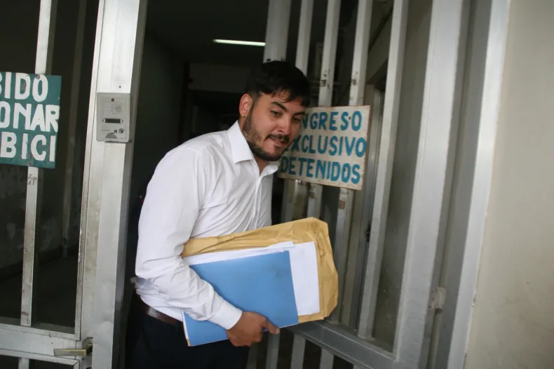 Caso Cecilia: El abogado Boniardi Cabra, acusado de filmar al Jurado, se entregó a la Justicia tras ordenarse su captura por haber amenazado a un perito