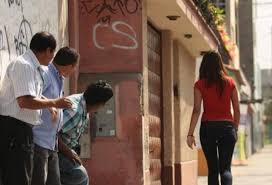 Condenan a sujeto a prisión por acosar una joven en la vía pública