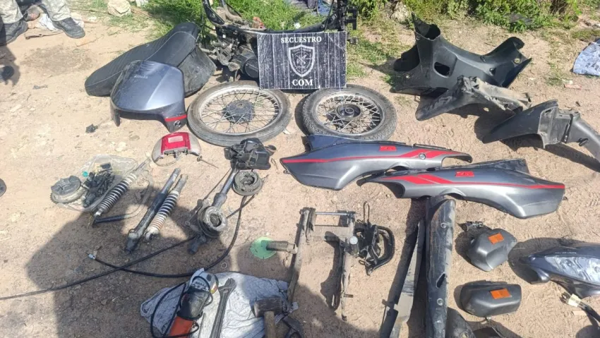 Detienen a cuatro sujetos, desarmando una moto recientemente robada