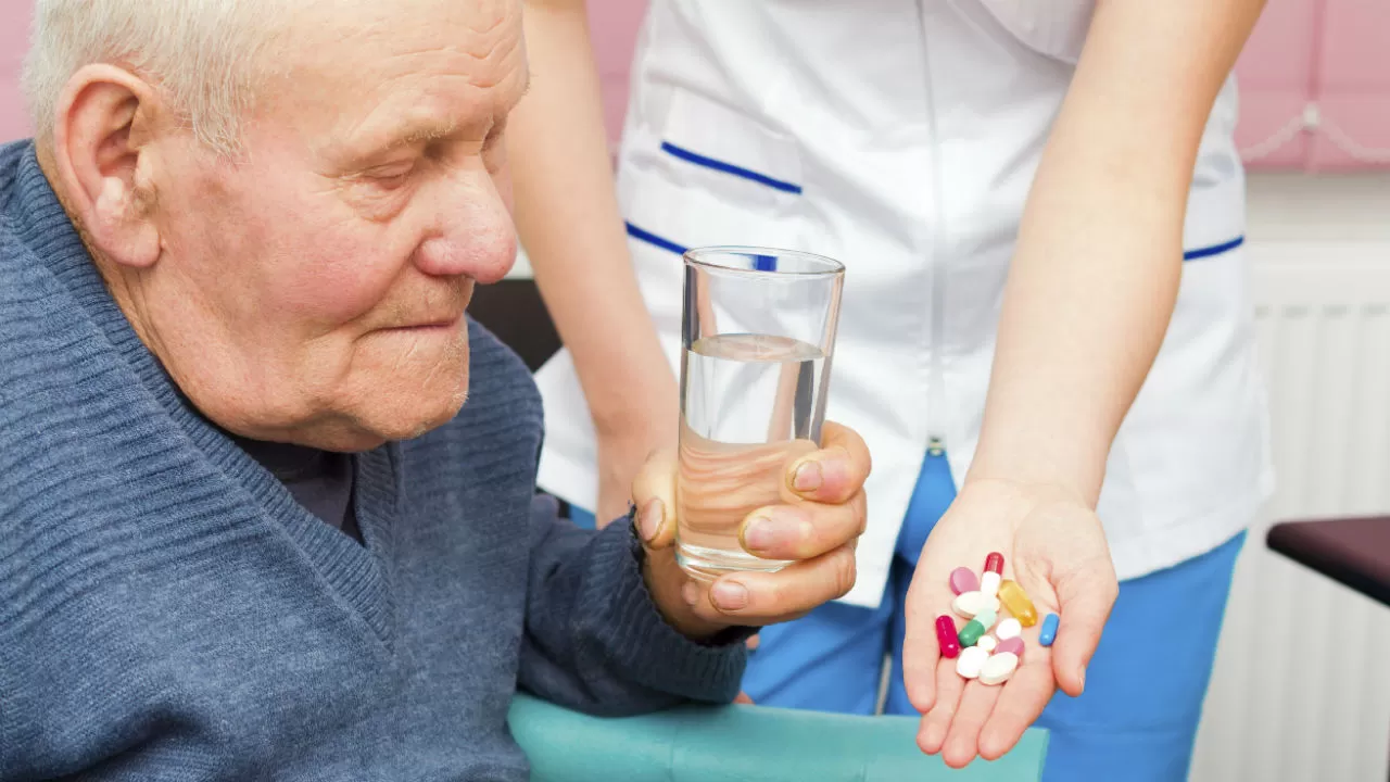 Alertan por un aumento de muertes evitables entre adultos mayores por falta de acceso a medicamentos