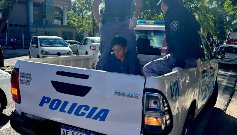 Personas que dormían cerca de Casa de Gobierno son detenidas por y lesiones producidas por una discución entre ellos