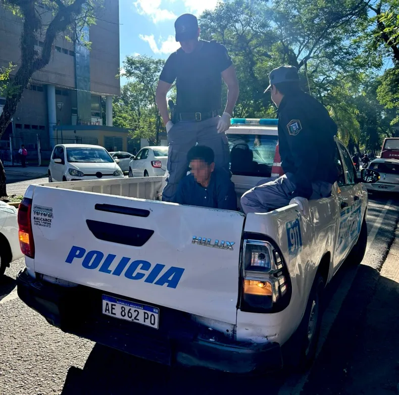 Personas que dormían cerca de Casa de Gobierno son detenidas por y lesiones producidas por una discución entre ellos