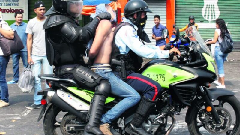 Venezuela: el régimen chavista ordenó arrestar a quienes apoyen la operación de EEUU y ya hay 14 periodistas detenidos