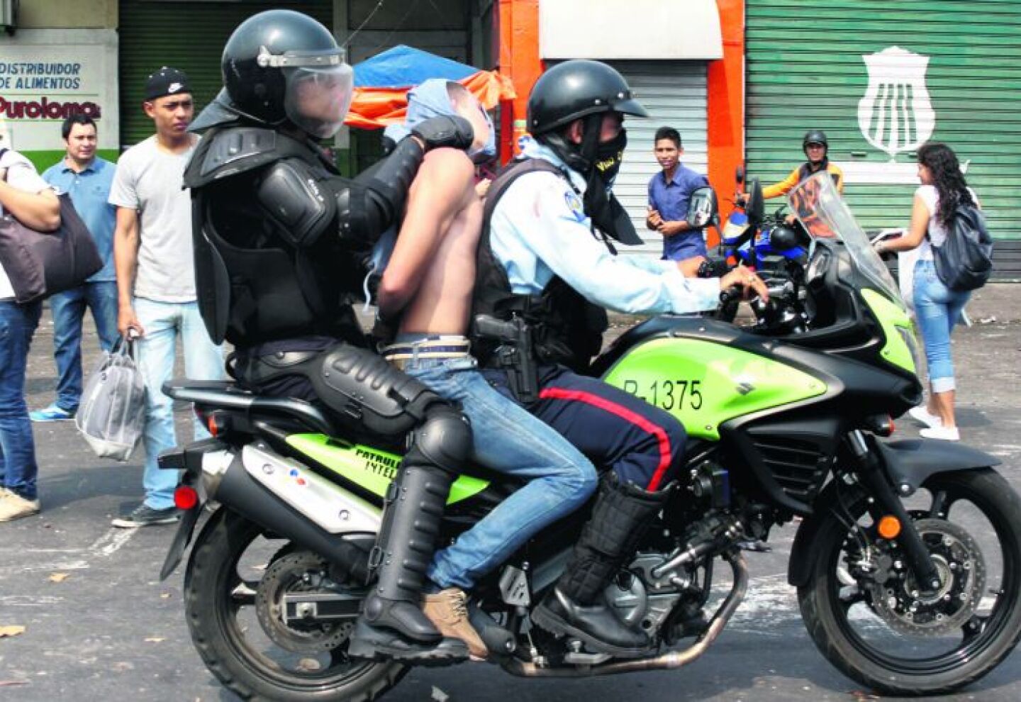 Venezuela: el régimen chavista ordenó arrestar a quienes apoyen la operación de EEUU y ya hay 14 periodistas detenidos