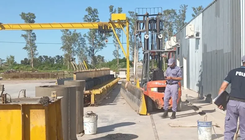 Fatal accidente laboral en Fontana: un obrero murió al desprenderse una estructura metálica