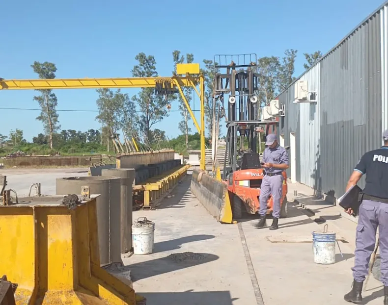 Fatal accidente laboral en Fontana: un obrero murió al desprenderse una estructura metálica