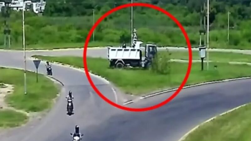 Buscan datos de un árbol de Navidad hecho con botellas de vidrio retirado sin aviso sobre la rotonda de la ruta N° 16